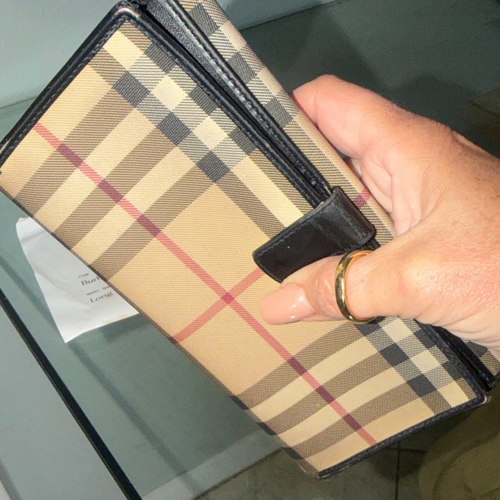 💯 Burberry Beige Check Long Wallet with Black Trim and Red Accents - Picture 8 of 10